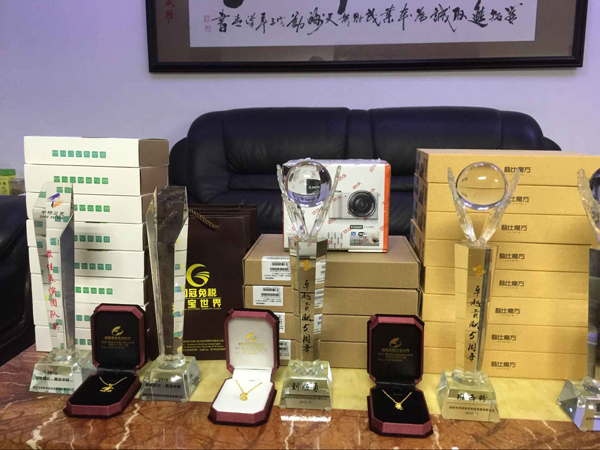 羊獻(xiàn)銀毫?xí)輬?bào) 猴揮金捧迎新春 羊獻(xiàn)銀毫?xí)輬?bào) 猴揮金捧迎新春